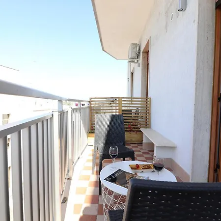 House Nike 4 Guests *