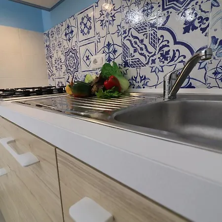 House Nike 4 Guests *