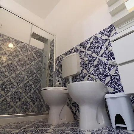 House Nike 4 Guests *